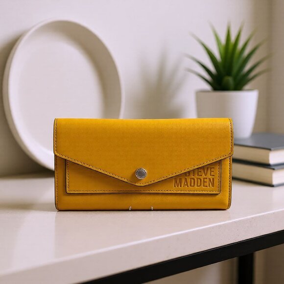 Steve Madden Yellow Leather Wallet With Snap Closure & Zipper Pocket - Picture 2 of 8